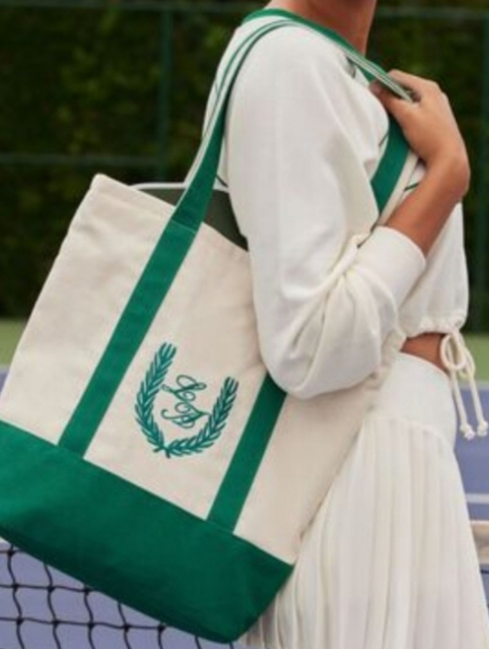 🆕️ Forever 21 Two Tone Embroidered LA Tote Bag